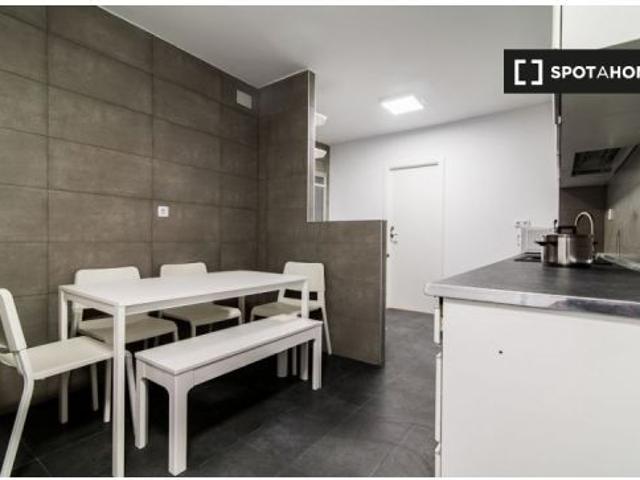 Alquiler de habitaciones en apartamento de 6 dormitorios en Pacífico, Madrid