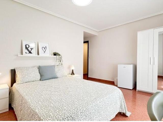 ALQUILER DE HABITACIONES EN MIRAFLORES PISO DE 4 DORMITORIOS C/ EDUARDO SANZ HERNANZ