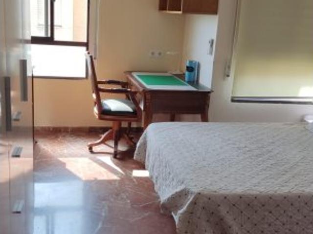 Alquiler de habitaciones en piso de 4 dormitorios en Almería