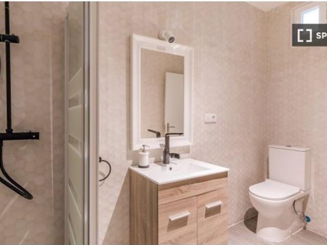 Alquiler de habitaciones en piso de 4 dormitorios en Berruguete, Madrid