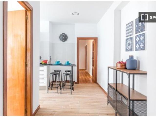 Alquiler de habitaciones en piso de 4 dormitorios en Berruguete, Madrid