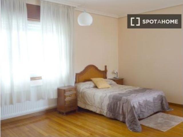 Alquiler de habitaciones en piso de 5 dormitorios en Vigo