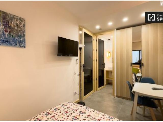 Alquiler de habitaciones en piso de 5 habitaciones en Collblanc