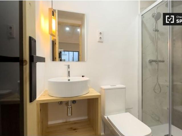 Alquiler de habitaciones en piso de 5 habitaciones en Collblanc