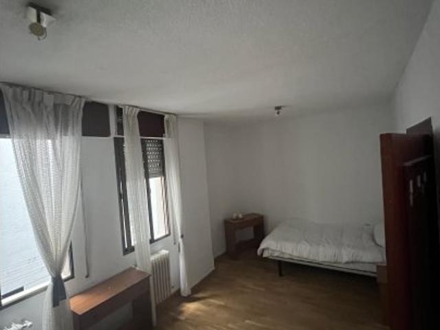 Alquiler de habitaciones en piso de 5 habitaciones en Granada
