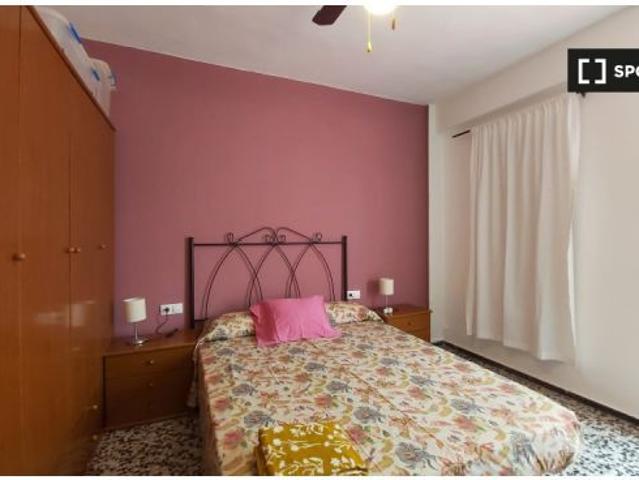 Alquiler de habitaciones en piso de 5 habitaciones en L' Illa Perduda