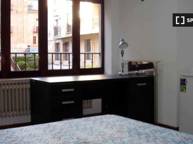 Alquiler de habitaciones en piso de 5 habitaciones en Salamanca Mujeres