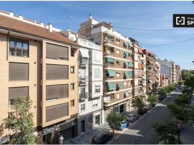 Alquiler de habitaciones en piso de 6 habitaciones en Valencia