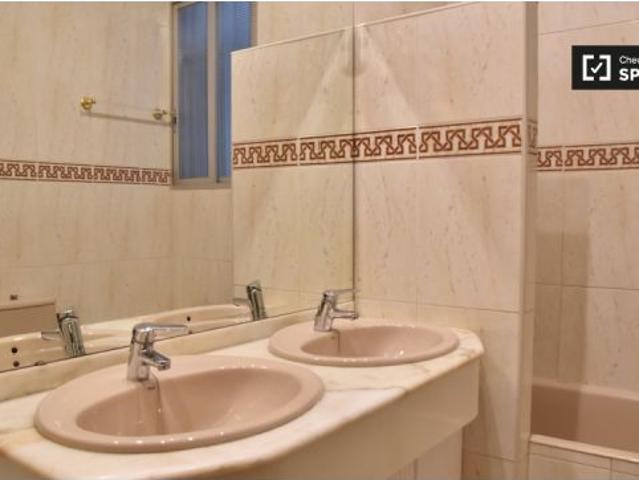 Alquiler de habitaciones en piso de 6 habitaciones en Valencia