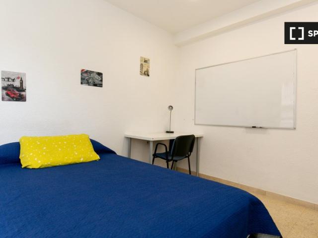 Alquiler de habitaciones en piso de 6 habitaciones en Granada