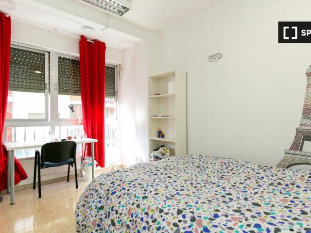 Alquiler de habitaciones en piso de 6 habitaciones en Granada