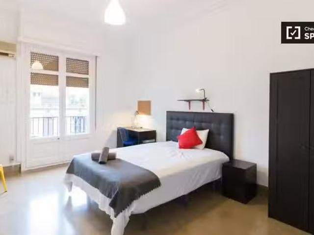 Alquiler de habitaciones en piso de 8 habitaciones en Barcelona