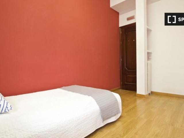 Alquiler de habitaciones en piso de 9 habitaciones en Almagro, Madrid