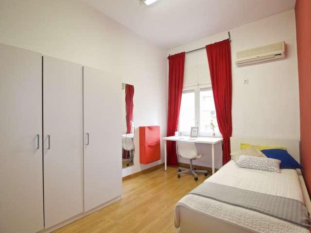 Alquiler de habitaciones en piso de 9 habitaciones en Almagro, Madrid