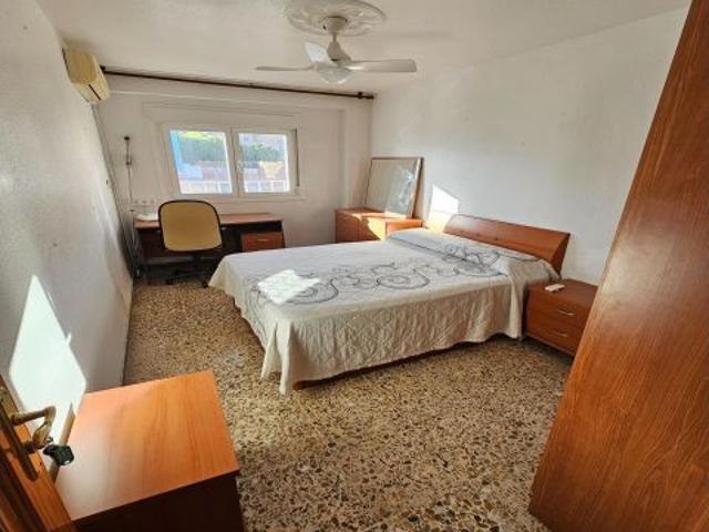 ALQUILER DE HABITACIONES PARA ESTUDIANTES EN C/ MARCHALES, 83. PISO CON ASCENSOR Y TODO EXTERIOR