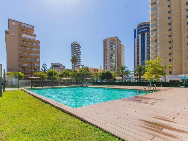 ALQUILER DE INVIERNO FRENTE AL MAR – APARTAMENTO DE 3 DORMITORIOS EN EDIFICIO CON PISCINA Y PISTA DE PÁDEL EN EL CENTRO DE CALPE