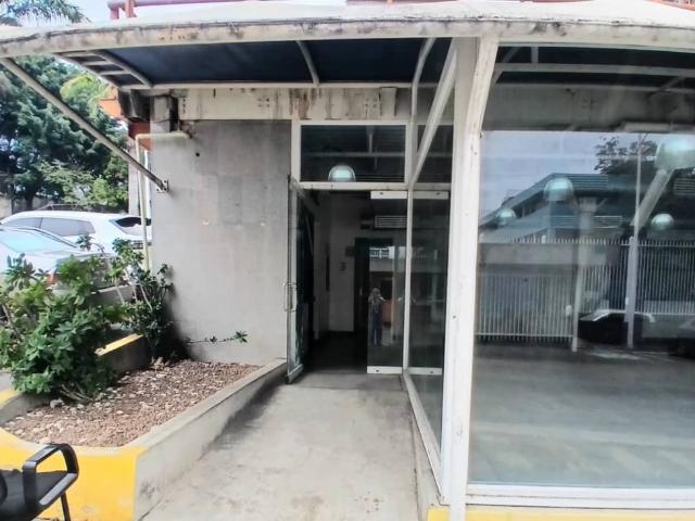 ALQUILER DE LOCAL 137 M2 EN PB A PIE DE CALLE. LA URBINA RR