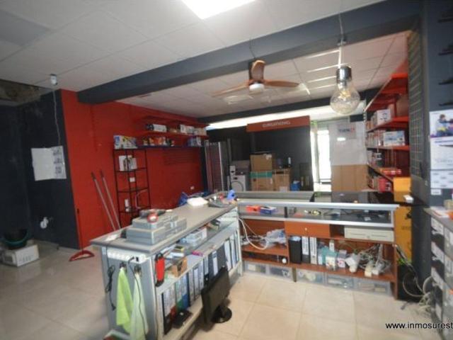 Alquiler de local comercial en el centro de Orihuela, con 113 m2. construidos, con un aseo. Aire ac