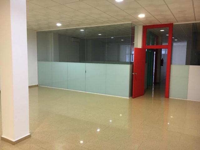 ALQUILER DE LOCAL COMERCIAL EN HUETOR TAJAR A DOS MINUTOS DEL CENTRO Y CERCANO A COMERCIOS !