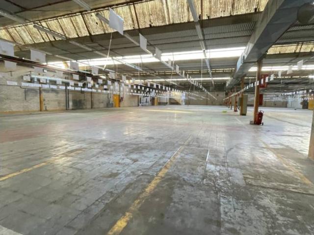 Alquiler de nave logística de 10.500 m² en León: Ubicación estratégica para operaciones de cross docking y logística