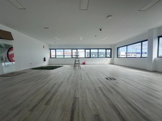 Alquiler de nave reformada con oficinas nuevas