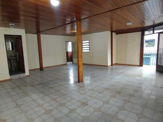 Alquiler de Oficina/Local primer piso de 70mts Urb Las Acacias