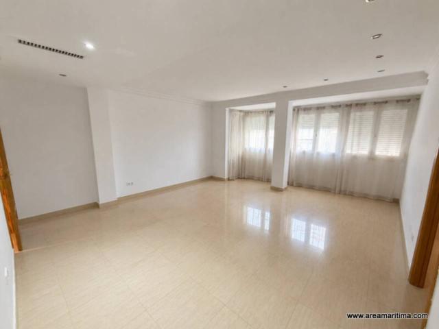 Alquiler de piso de tres habitaciones y dos baños completos en la calle Reina, el Cabanyal, Valencia | Área Marítima Inm