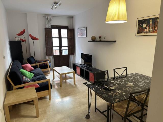Alquiler de piso de 2 habitaciones con garaje en San Ildefonso, Granada Capital