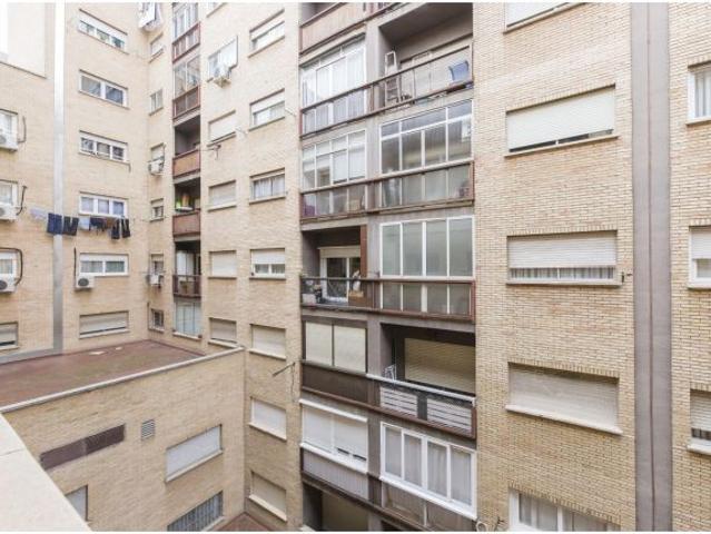 Alquiler de piso dos dormitorios, junto a Reina Victoria