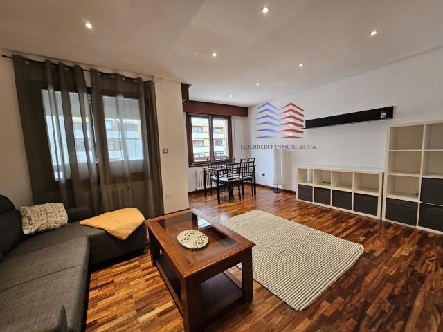 ALQUILER DE PISO EXTERIOR CON GARAJE EN CALLE SANTO DOMINGO, ZONA CENTRO – 1.000€ COMUNIDAD INCLUIDA