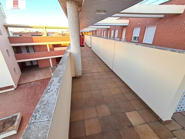 ALQUILER EN MONTIJO DE PISO AMUEBLADO CON ASCENSOR Y GARAJE, CALEFACCIÓN, SPLIT DE AIRE EN SALÓN, LUMINOSO Y CERCA DEL CENTRO