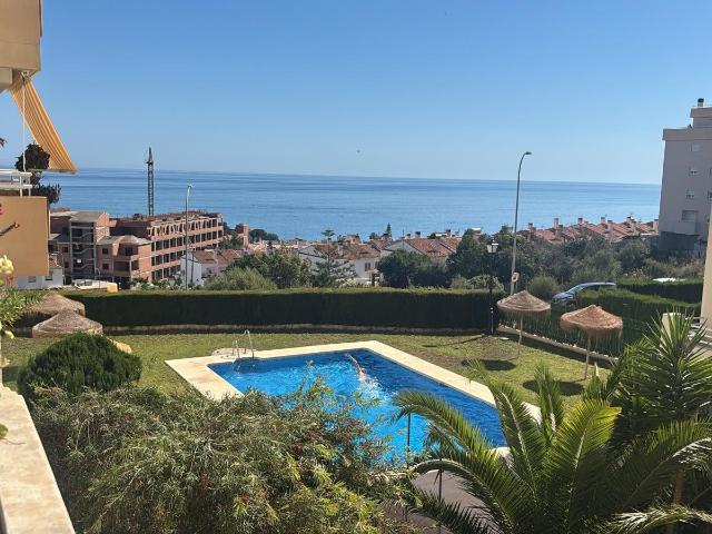 Alquiler exclusivo en La Cala del Moral con piscina y garaje