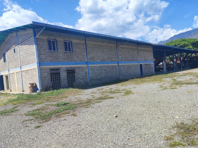 Alquilo galpón industrial 1200m2 Guatire 6846