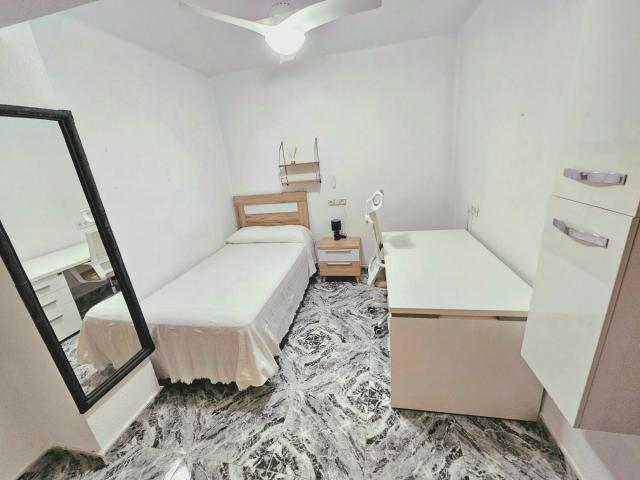 ALQUILER PARA ESTUDIANTES! 2 HABITACIONES DISPONIBLES CON LLAVE, EN ALMERIA CAPITAL, ZONA CENTRO ESTACION AUTOBUS