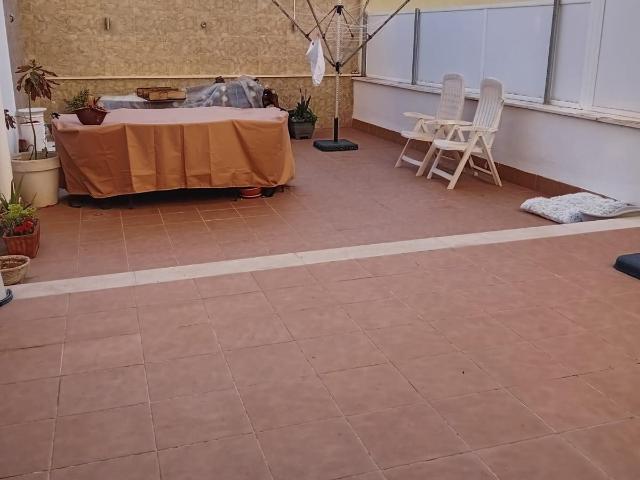 Alquiler Temporada:piso en planta baja con terraza y piscina comunitaria. Zona La Gruta. Molinar. Palma de Mallorca