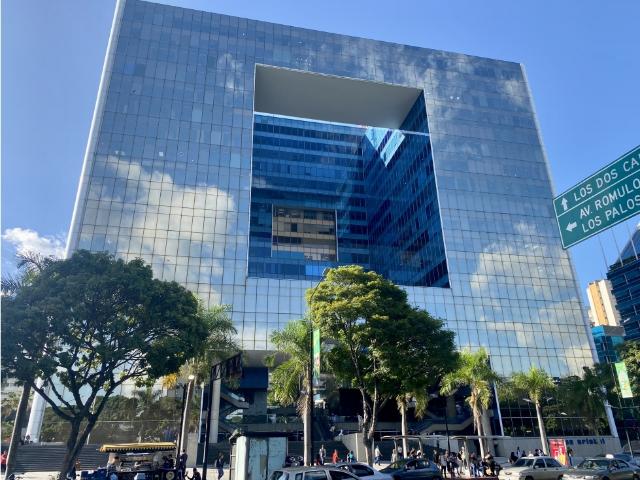 Alquilo oficina 150m2 Parque Cristal 7647