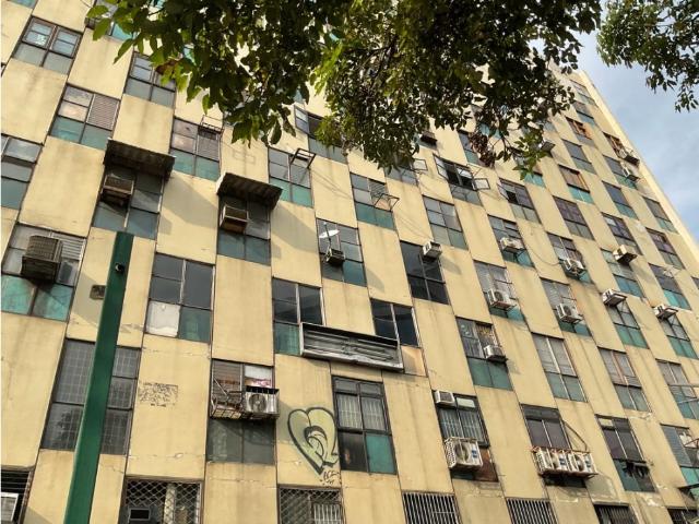 Alquilo oficina 20m2 Los Dos Caminos 9597
