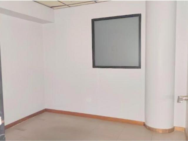 Alquilo oficina 270m2 Los Cortijos 4762