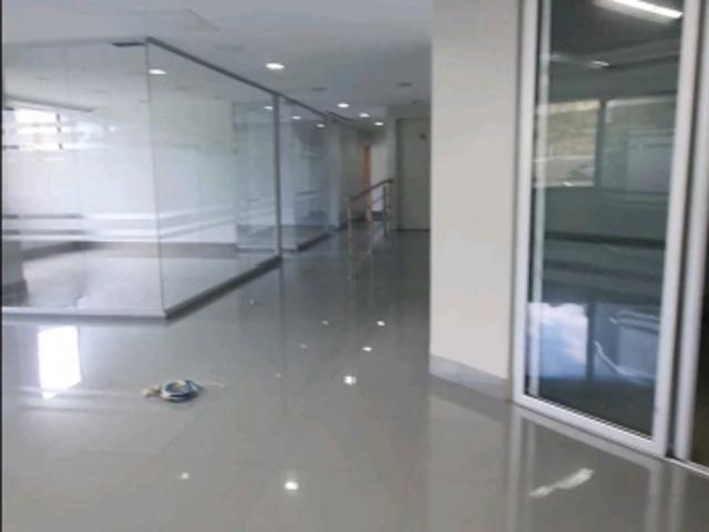 Alquilo oficina 350m2 Chuao 0715