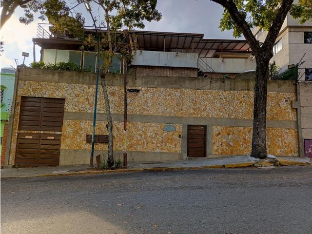 Alquilo Oficina de 25m2 en Casa Comercial Urb. Los Caobos