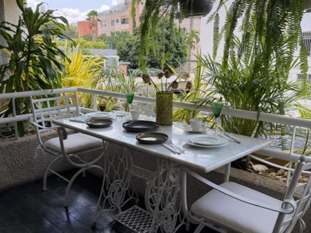 Alquilo apartamento amoblado 90m2 Altamira 1322