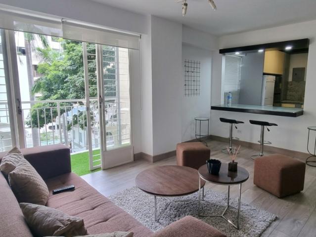 Alquilo apartamento c/ terraza 65m2 Los Palos Grandes 0324