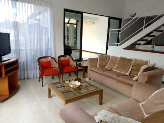 Alquilo apartamento 220m2 Colinas de Valle Arriba 1989