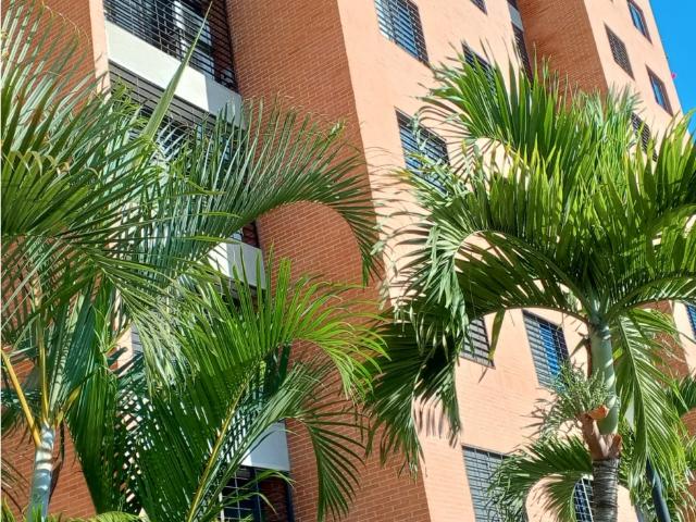 Alquilo apartamento 67m2 Colinas Tahona 0602