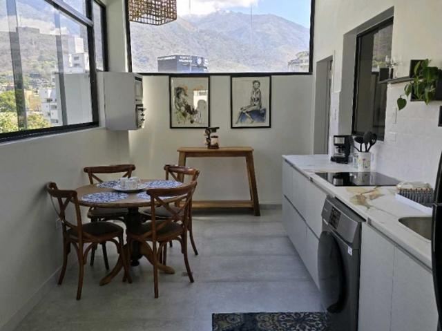 ALQUILO BELLO APTO. LA CASTELLANA. UNA HAB. BAÑO. TERRAZA. UN PUESTO