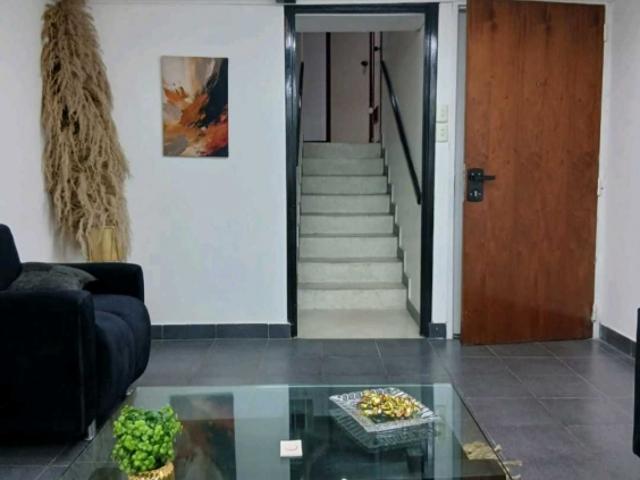 Alquilo cubículo showroom 9m2 Las Mercedes 8495