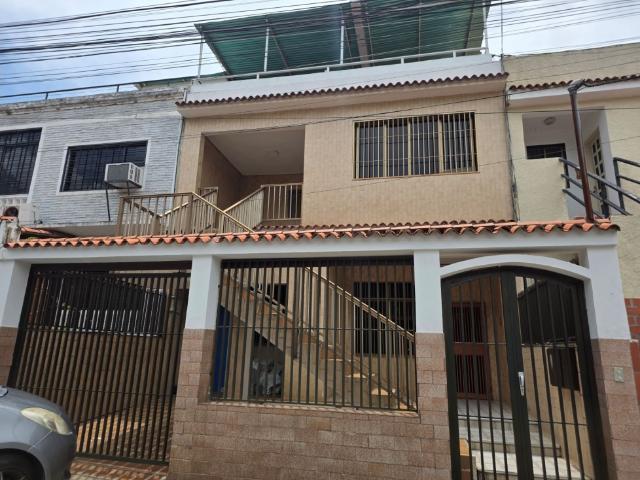 Alquilo casa 375m2 Montecristo 3364