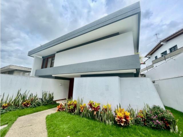 Alquilo casa 550m2 Santa Paula 3479