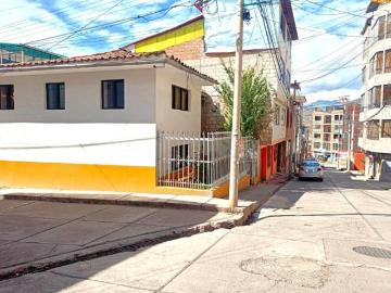 Alquilo Casa de 2 niveles frente a Magisterio
