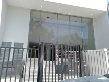 Alquilo excelente local comercial en av principal de Cayma